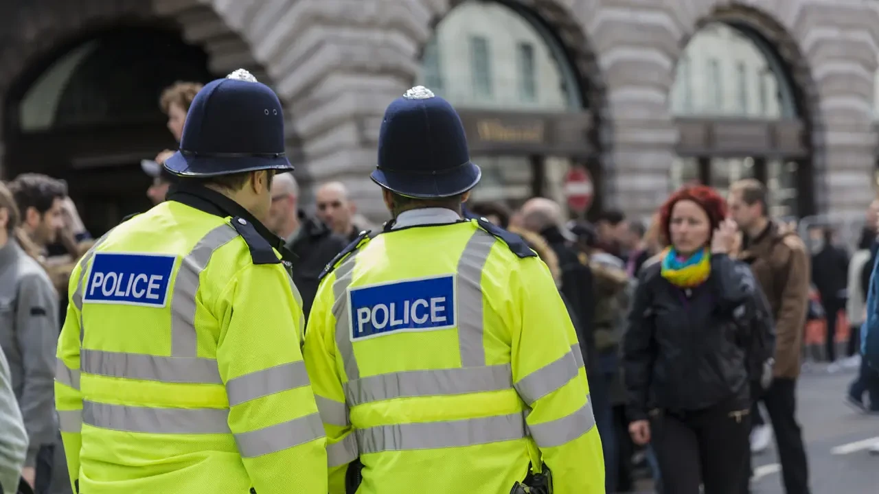 Londra'da bir araç kaldırımda yürüyenlere çarptı: 4 kişi yaralandı, biri ağır durumda