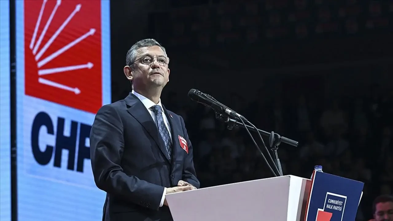 CHP Genel Başkanı Özel, kapalı toplantı talebine net yanıt verdi: "Atatürk'e sağlanan konfor, bende yok!"