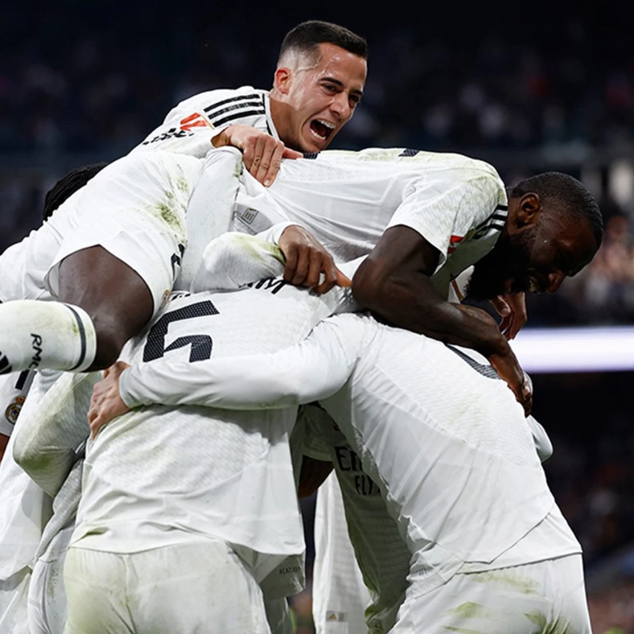 Real Madrid, üst üste aldığı galibiyetlerle zirveye doğru emin adımlarla ilerliyor. Fark bir puana indi.