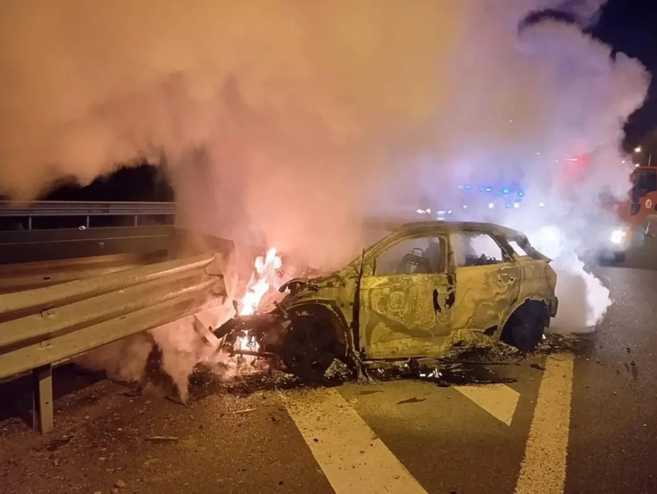 Aksaray'da;Bir Baba ve Kızı Yaralandı, Aracın Motoru Alev Aldı!