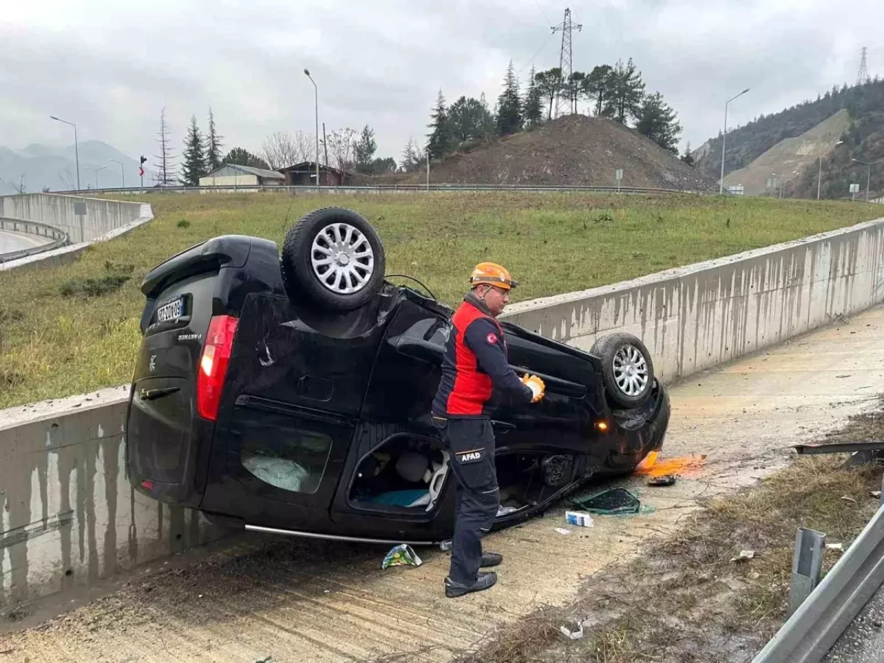 Amasya'da Yaşar Çoban Araçı ile Takla Attı, 4 Kişi Yaralandı!