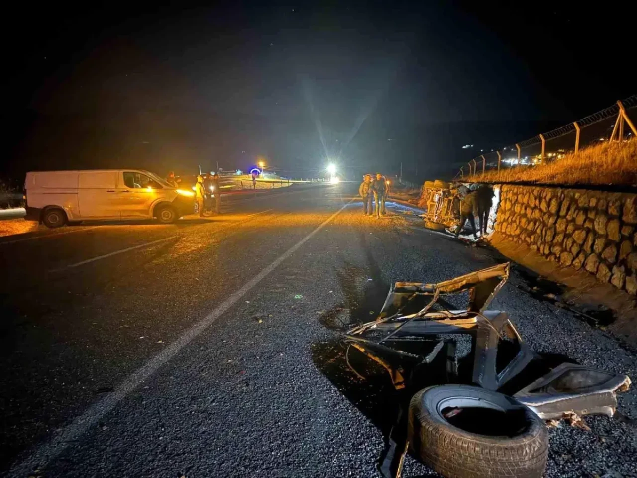 Besni'de Meydana Gelen Trafik Kazasında Otomobil ile Kamyonet Çarpıştı