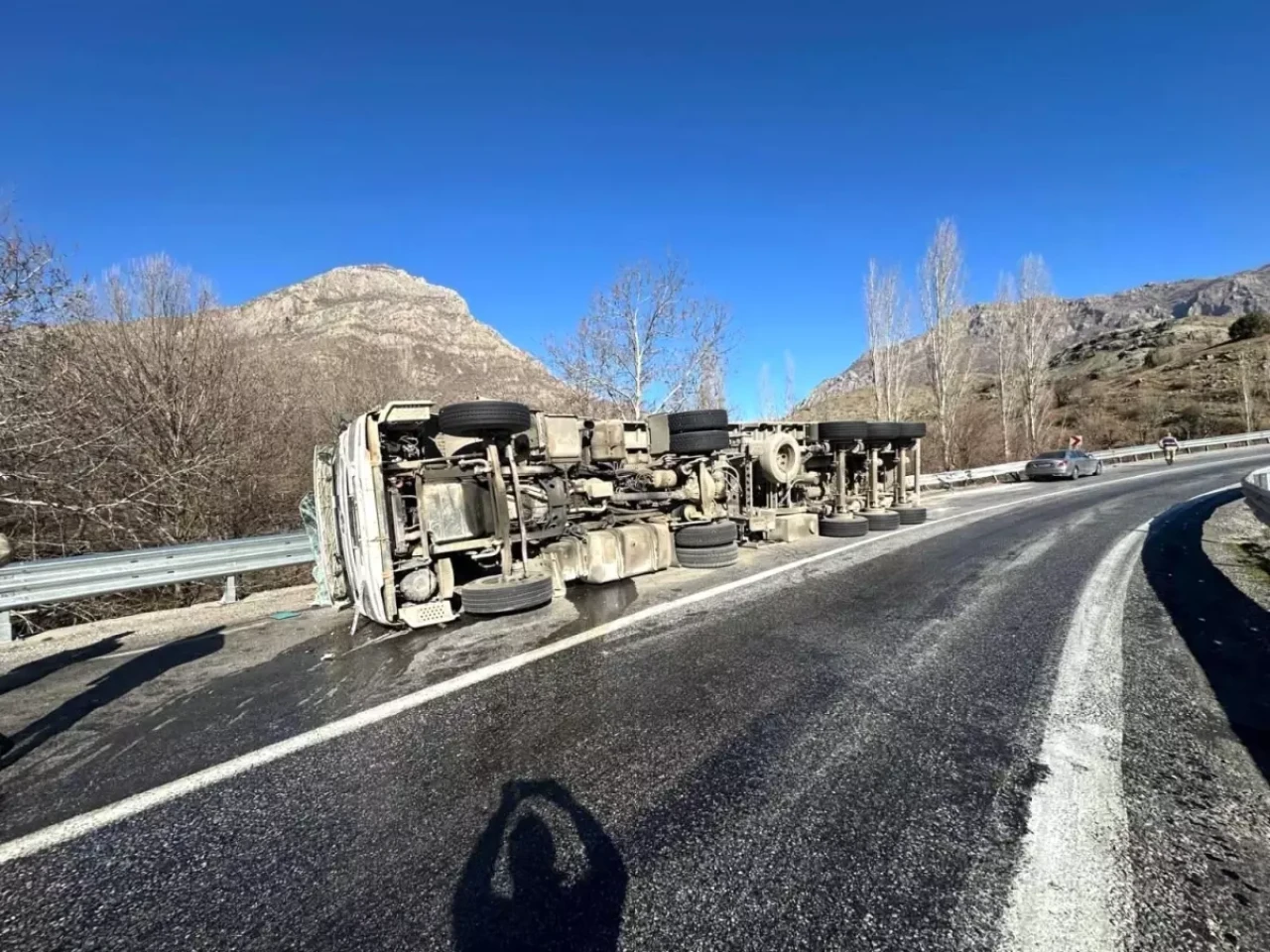 Bitlis'te Tır Kaza Yaptı, Sürücü Acil Hastaneye Kaldırıldı!