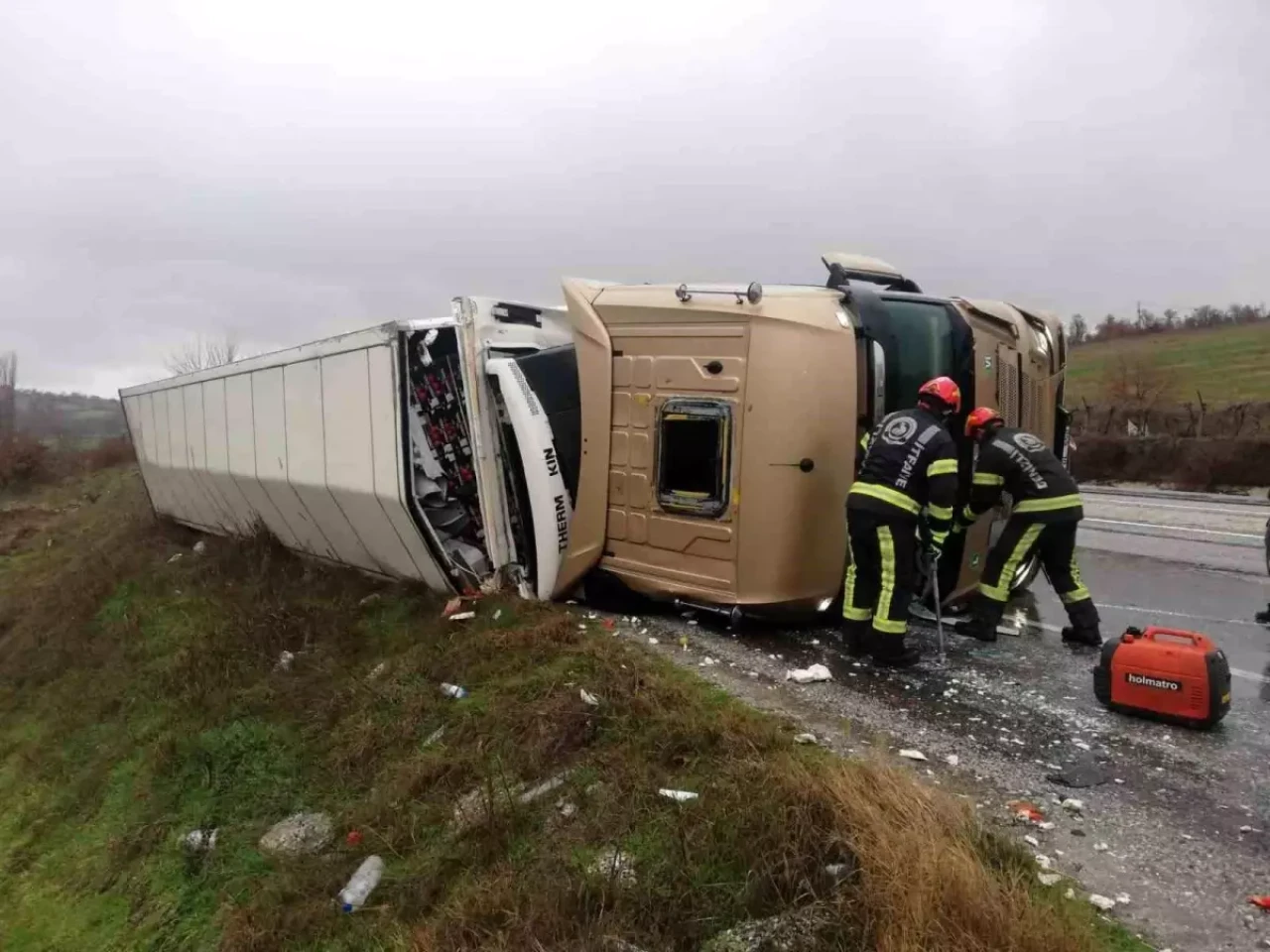 Denizli Buldan'da Şiddetli Yağmur Sonucu TIR Biranda Devrildi!