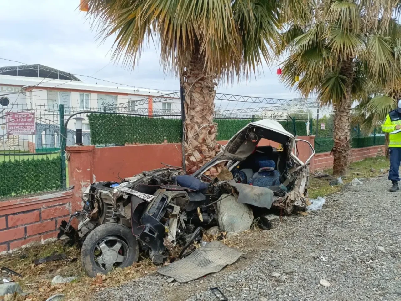 Hatay'da Meydana Gelen Trafik Kazasında Otomobil Parçalara Ayrıldı!