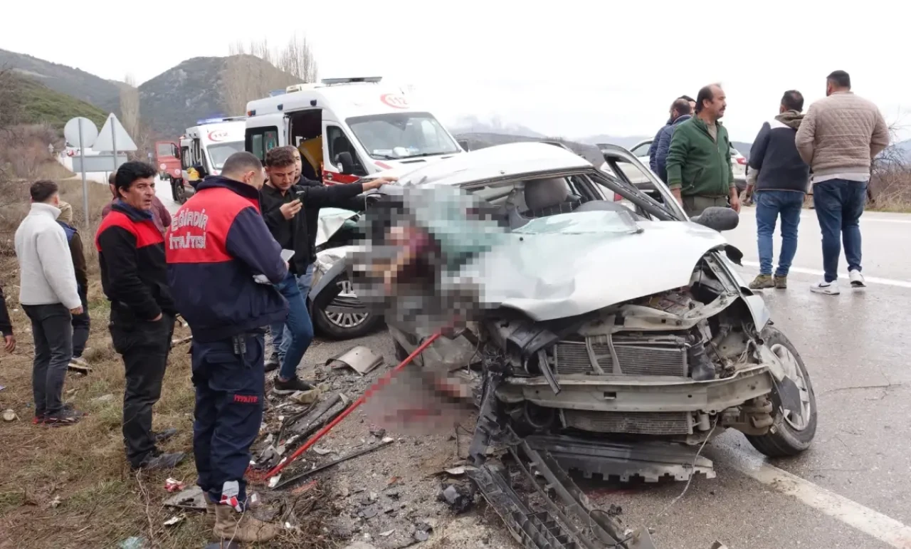 Isparta'da Büyük Kaza Kafa Kafaya Çarpışma: 1 Ölü, 3 Yaralı!