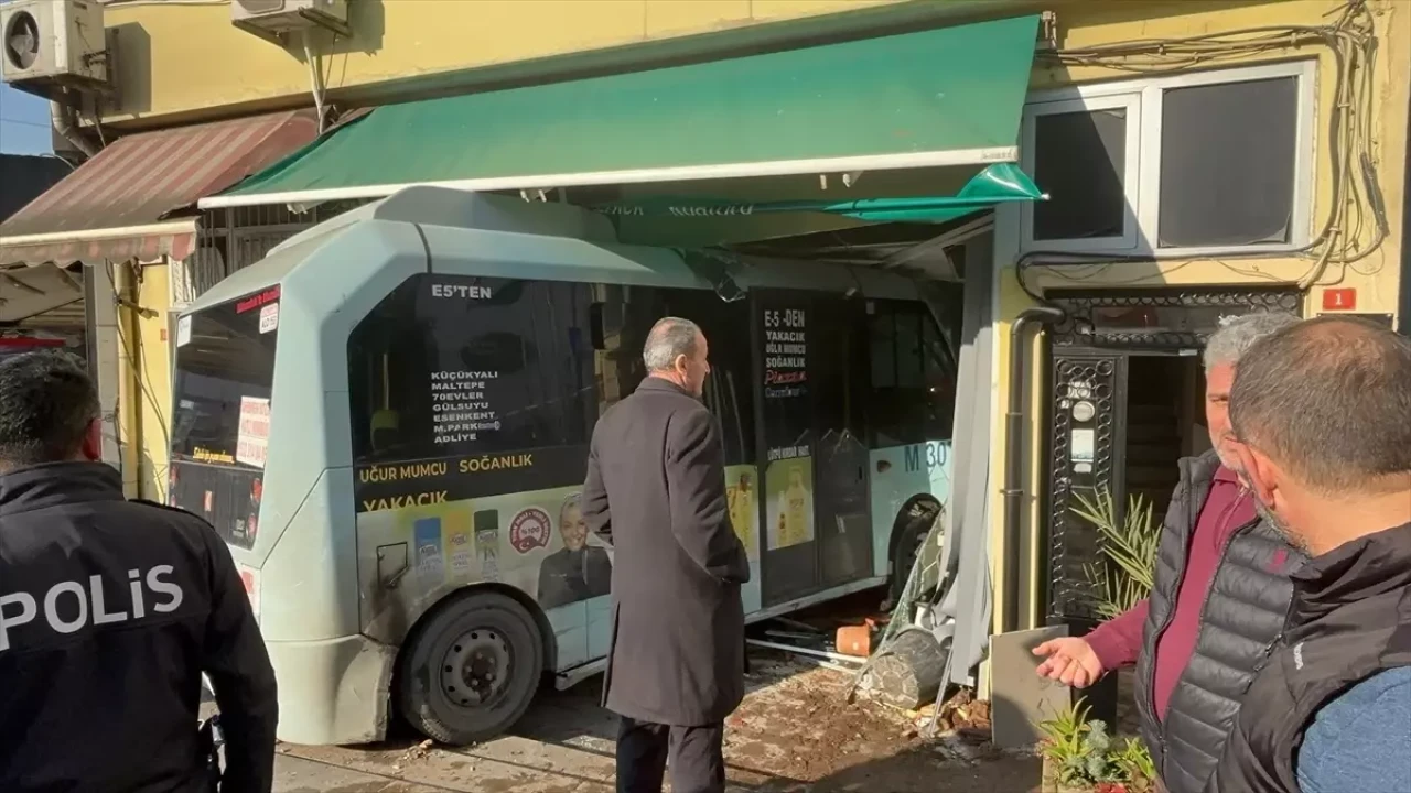 Kartal'da Meydana Gelen Fehmi G. Yönetimindeki Minibüs Kazası!