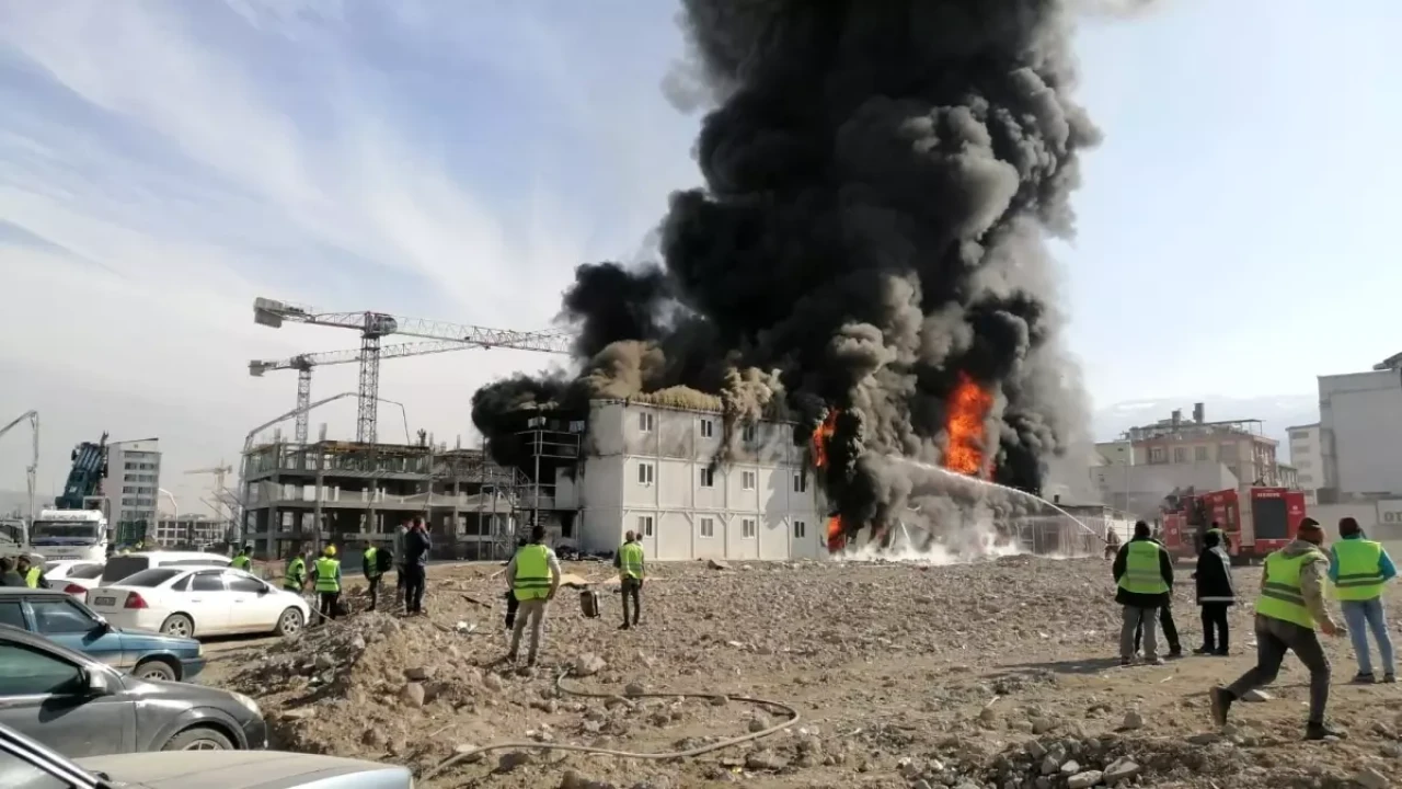 Malatya'da Konteyner Depo Alanında Çıkan Yangın Endişe Yarattı!