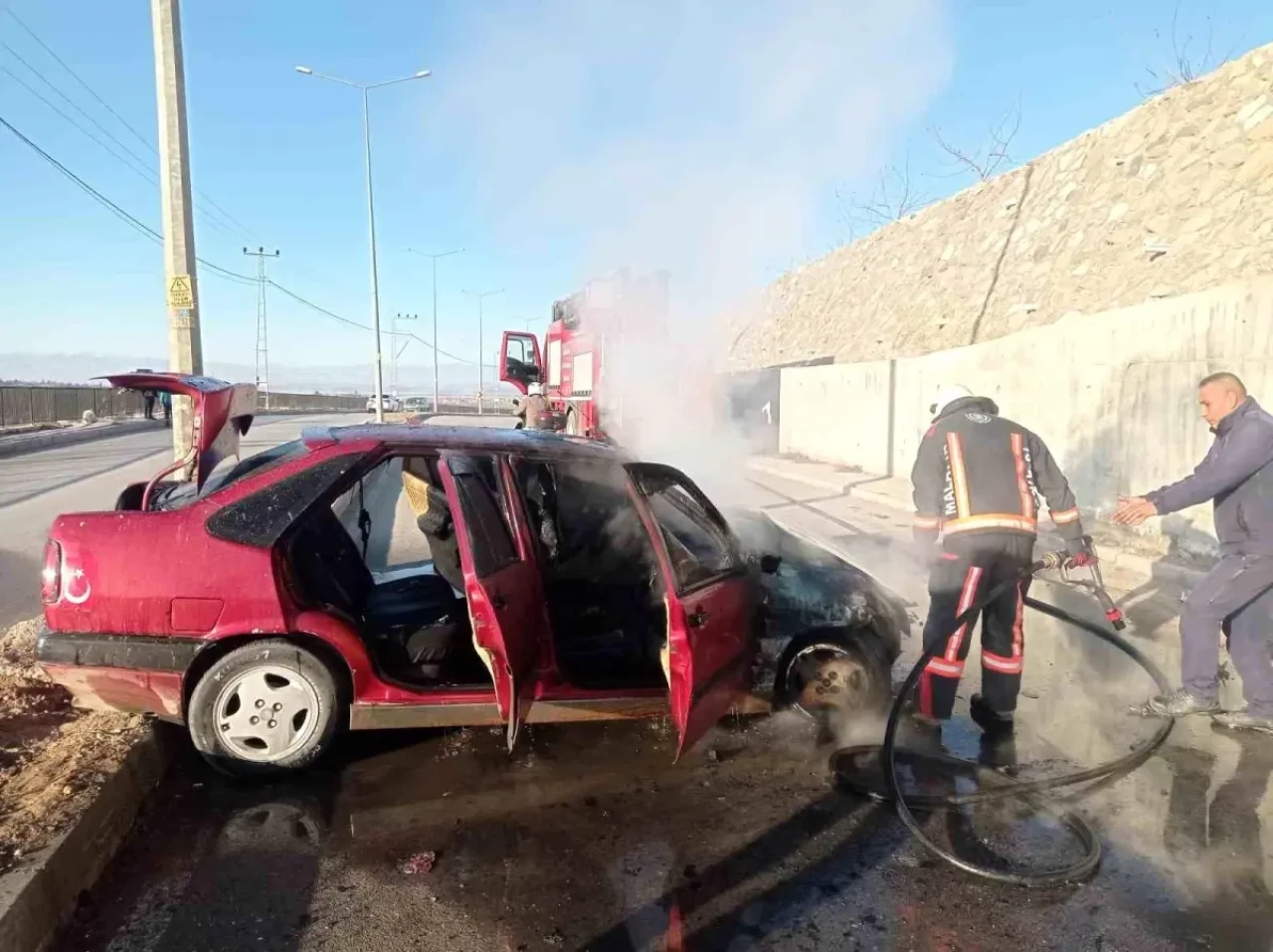 Malatya'da Kontrolden Çıkan Araç Aniden Alev Aldı!