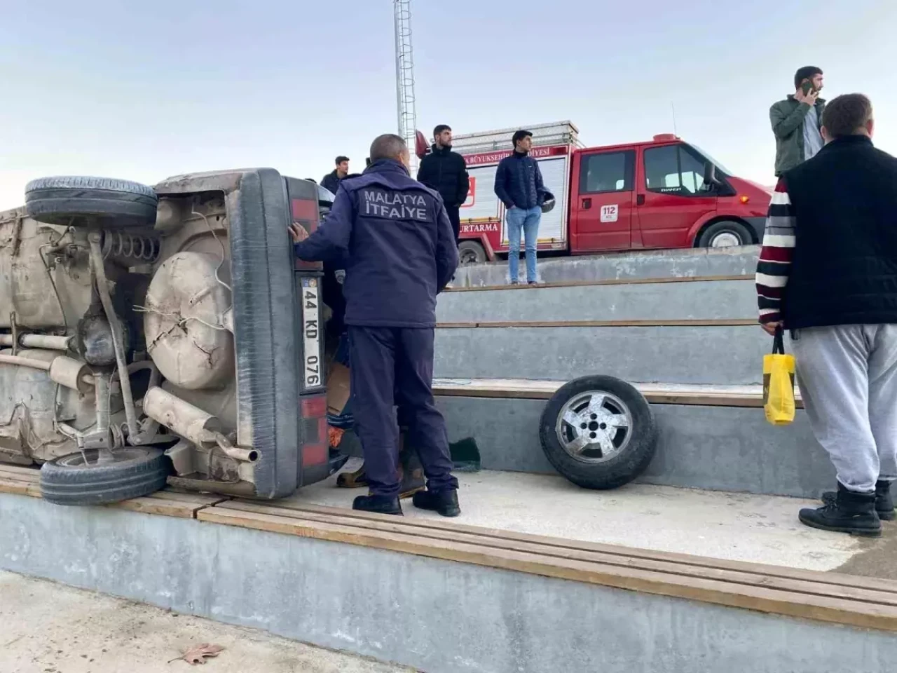 Malatya'da Meydana Gelen Trafik Kazasında Otomobil Yan Yattı!