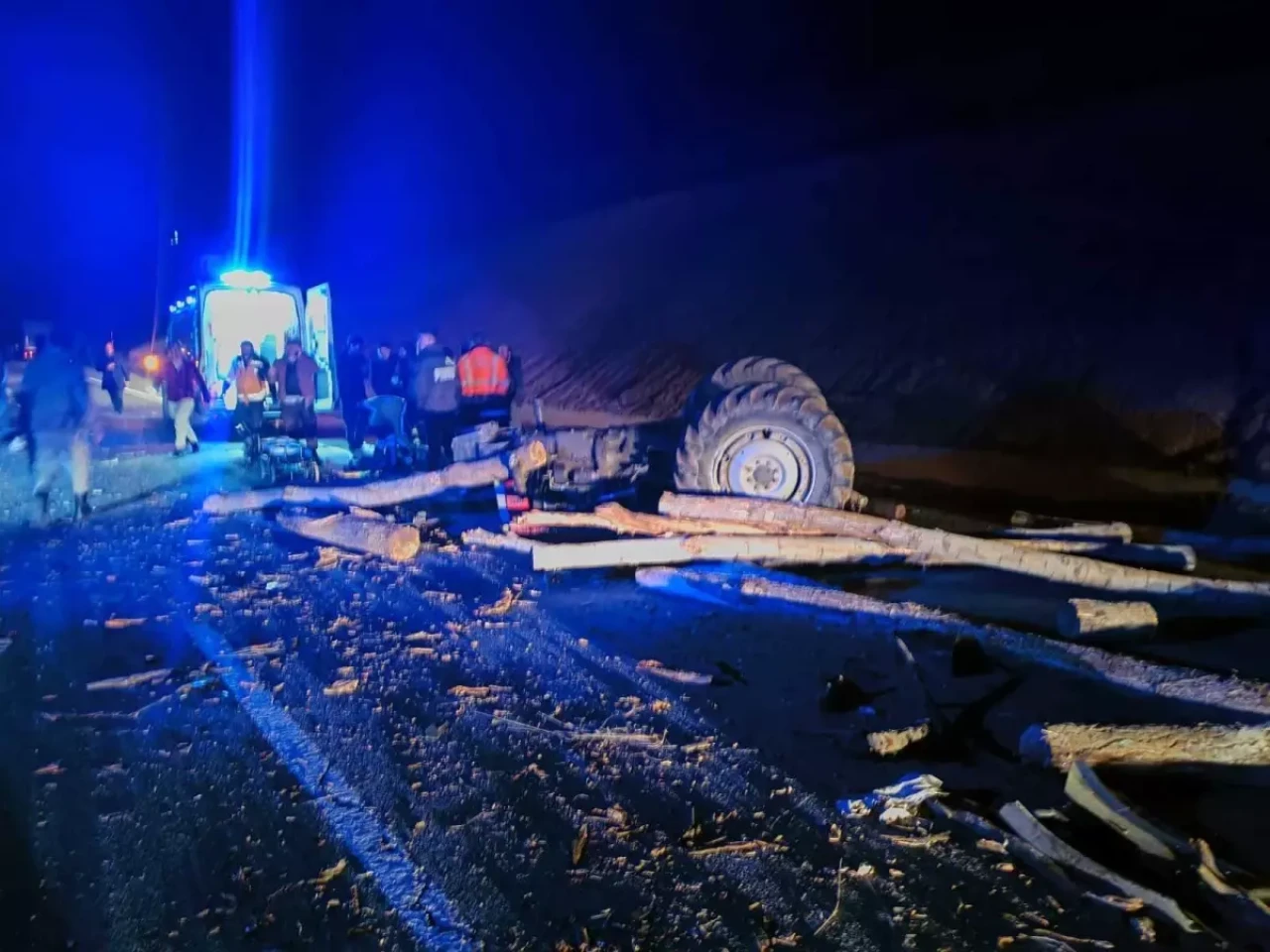 Malatya'da Trafik Kazasında TIR ile Traktör Çarpıştı: 3 Kişi Yaralandı