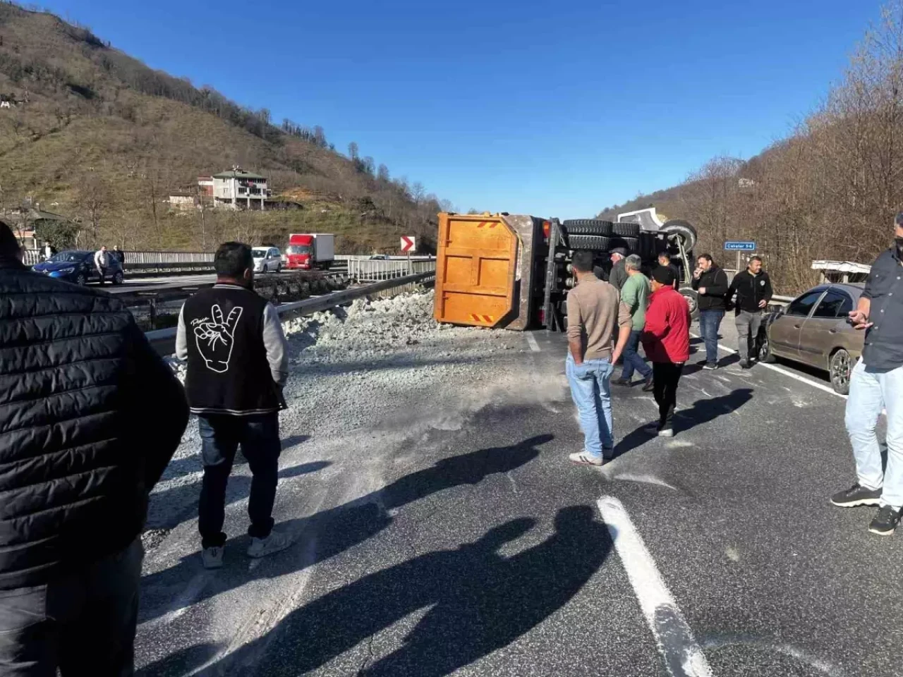 Ordu'da Kil Dolu Kamyon Devrildi - Trafikte Büyük Kargaşa Yaşandı!