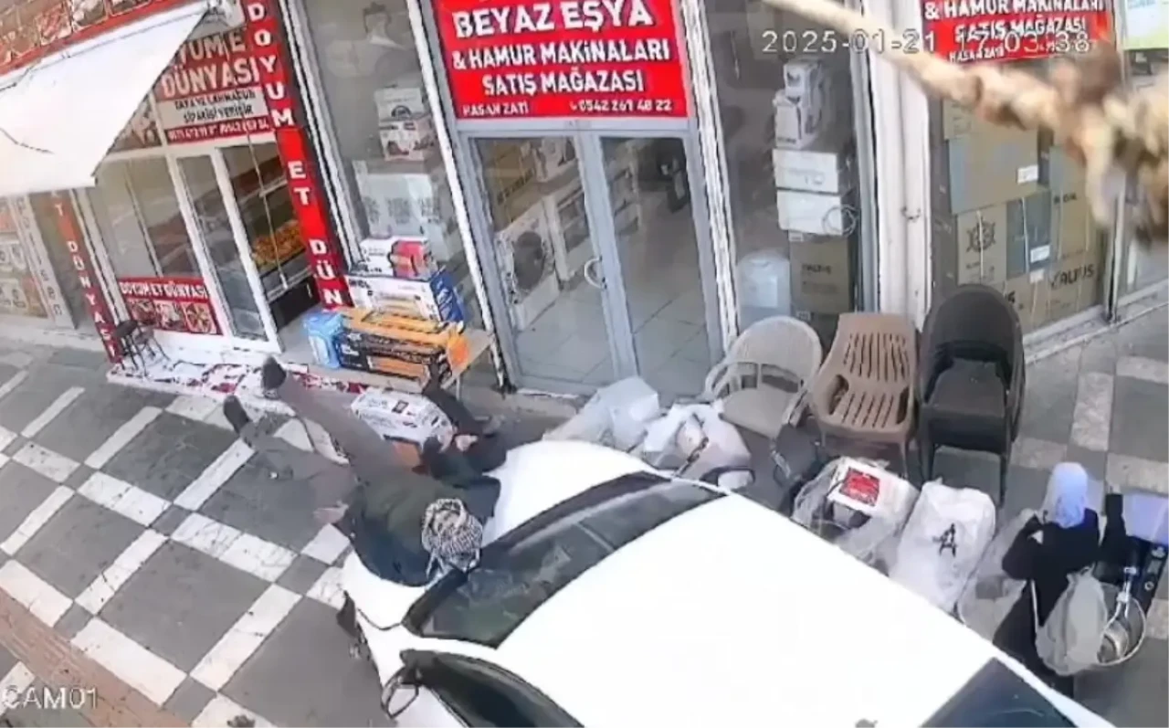 Siverek'te Kaldırımda Yürüyen Baba ve Oğluna Otomobil Çarptı!