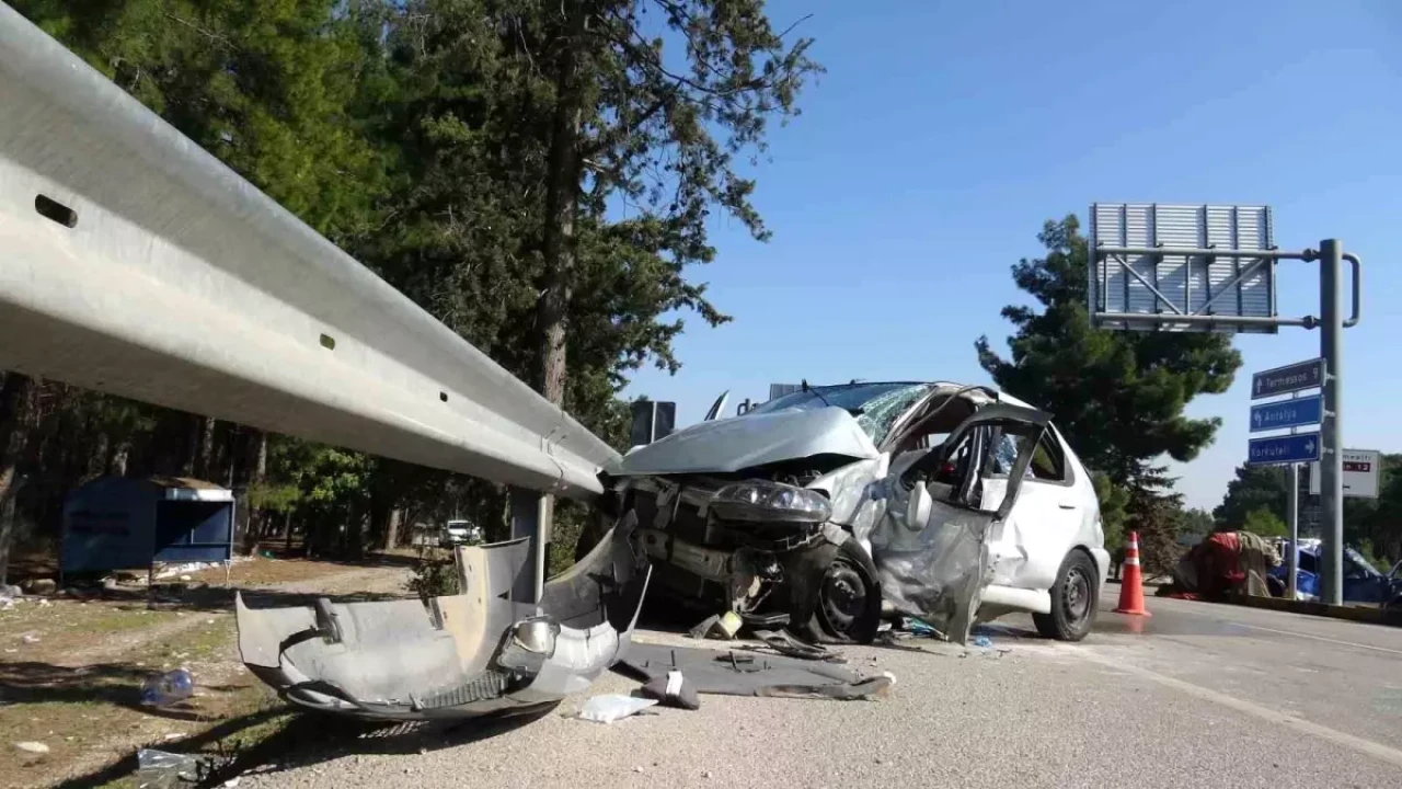 Antalya'da Meydana Gelen Trafik Kazasında 3 Yaralı,1 Ağır Yaralı!