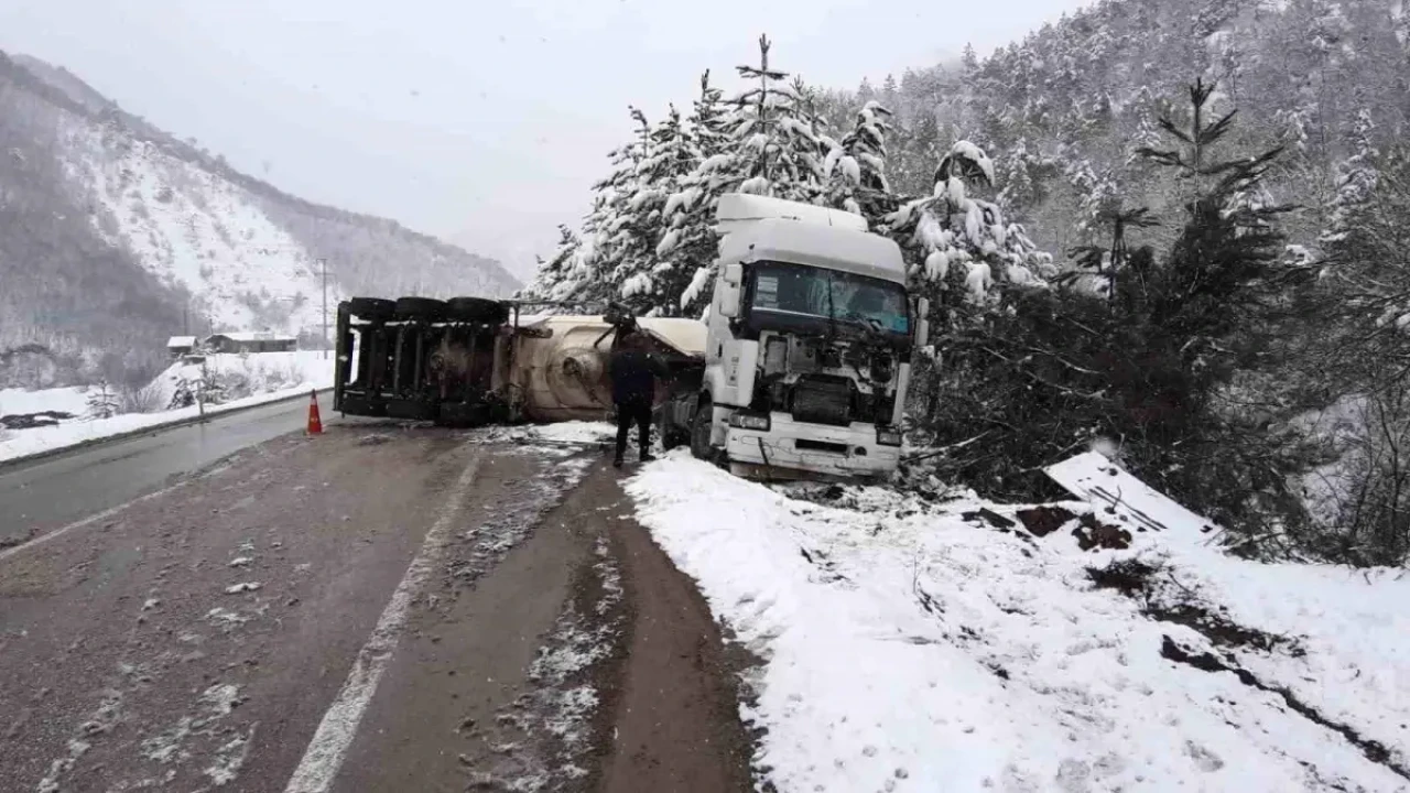 Bolu'da Kar Yağışı Nedeniyle Tır Felaket Bir Şekilde Devrildi!