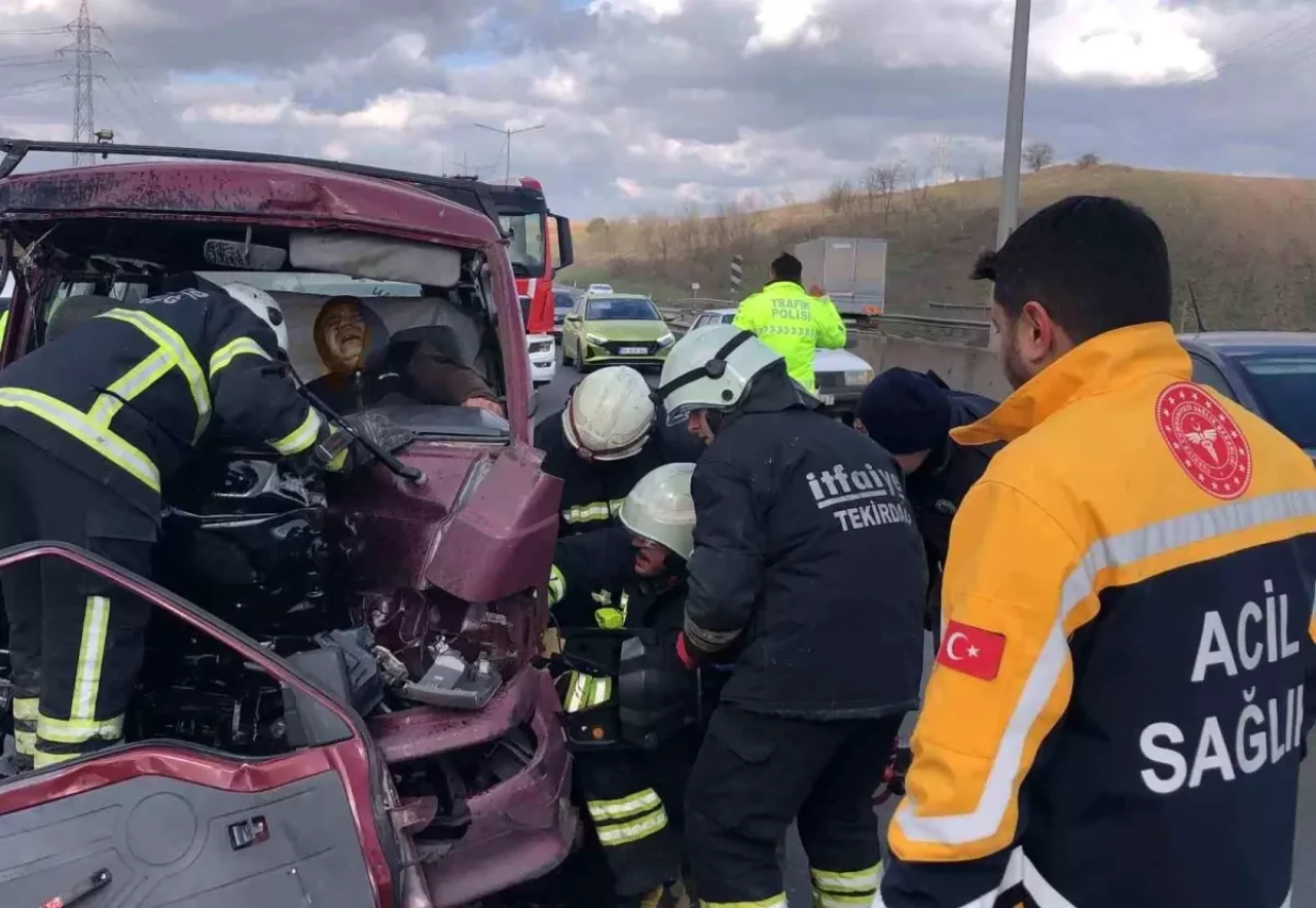 Çorlu'da Trafik Kazasında Mahsur Kalan Sürücü Kurtarıldı!