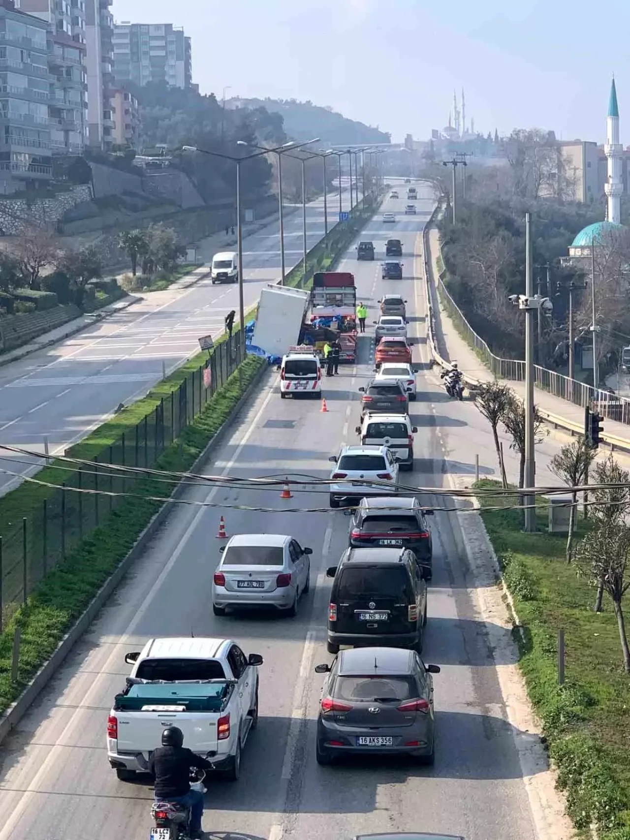 Gemlik'te Tırdan Düşen Makine Yolu Kapattı, Trafiği Felç Etti!!