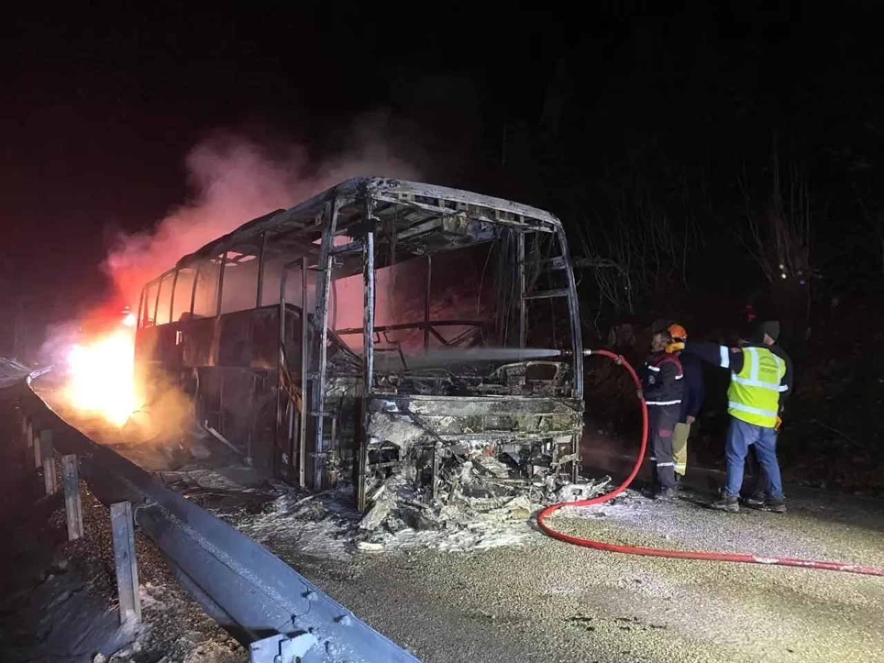 Kastamonu'da Otobüs Alev Aldı, Yangın Sürücünün Hızlı Müdahalesiyle Tehlikesini Azalttı!