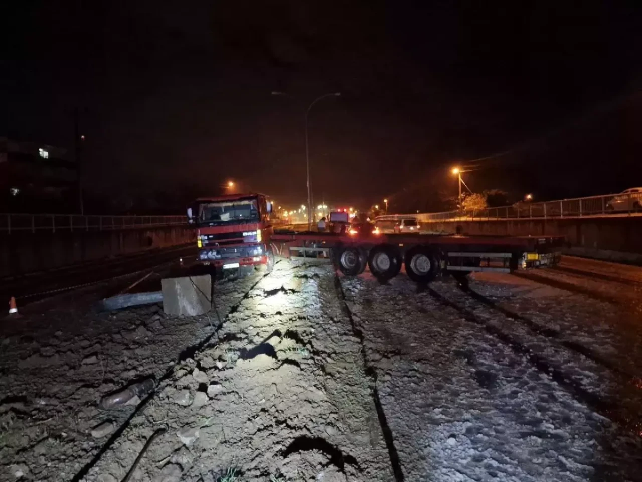 Kocaali'de Kar Yağışı Nedeniyle Trafik Kazası Tır Sürücüsü Yaralandı!