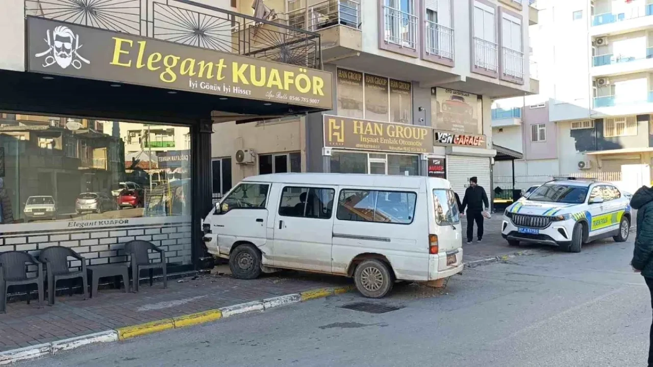 Manavgat'ta Kaza: Sürücü Kamyonetle Kuaföre Girdi!