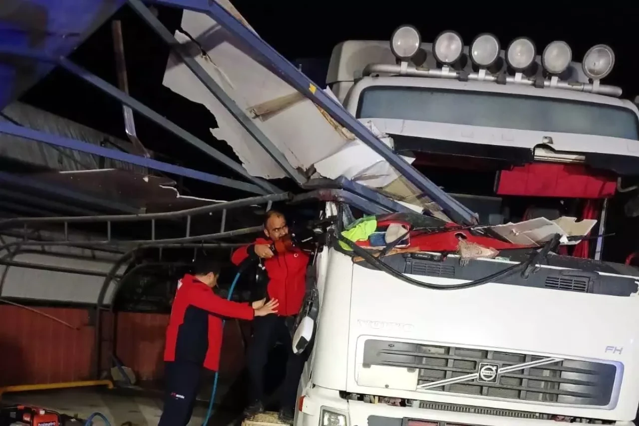 Mersin'de Tır Şoförü, Korkuluk Demirine Sıkışarak Mahsur Kaldı!