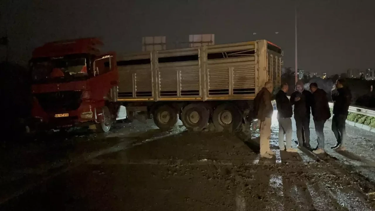 Samsun'da Meydana Gelen Tır Kazası Nedeniyle Ulaşım 1,5 Saat Kapandı!