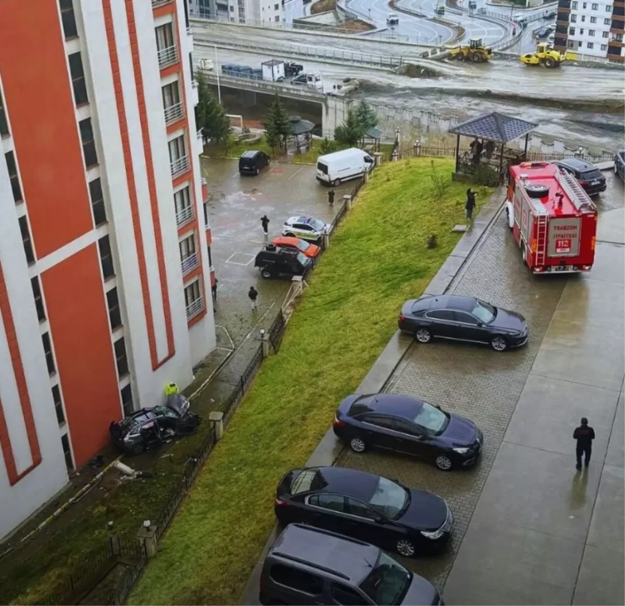 Trabzon'da Otomobil Sitelerin Bahçesine Uçarak Çarptı!