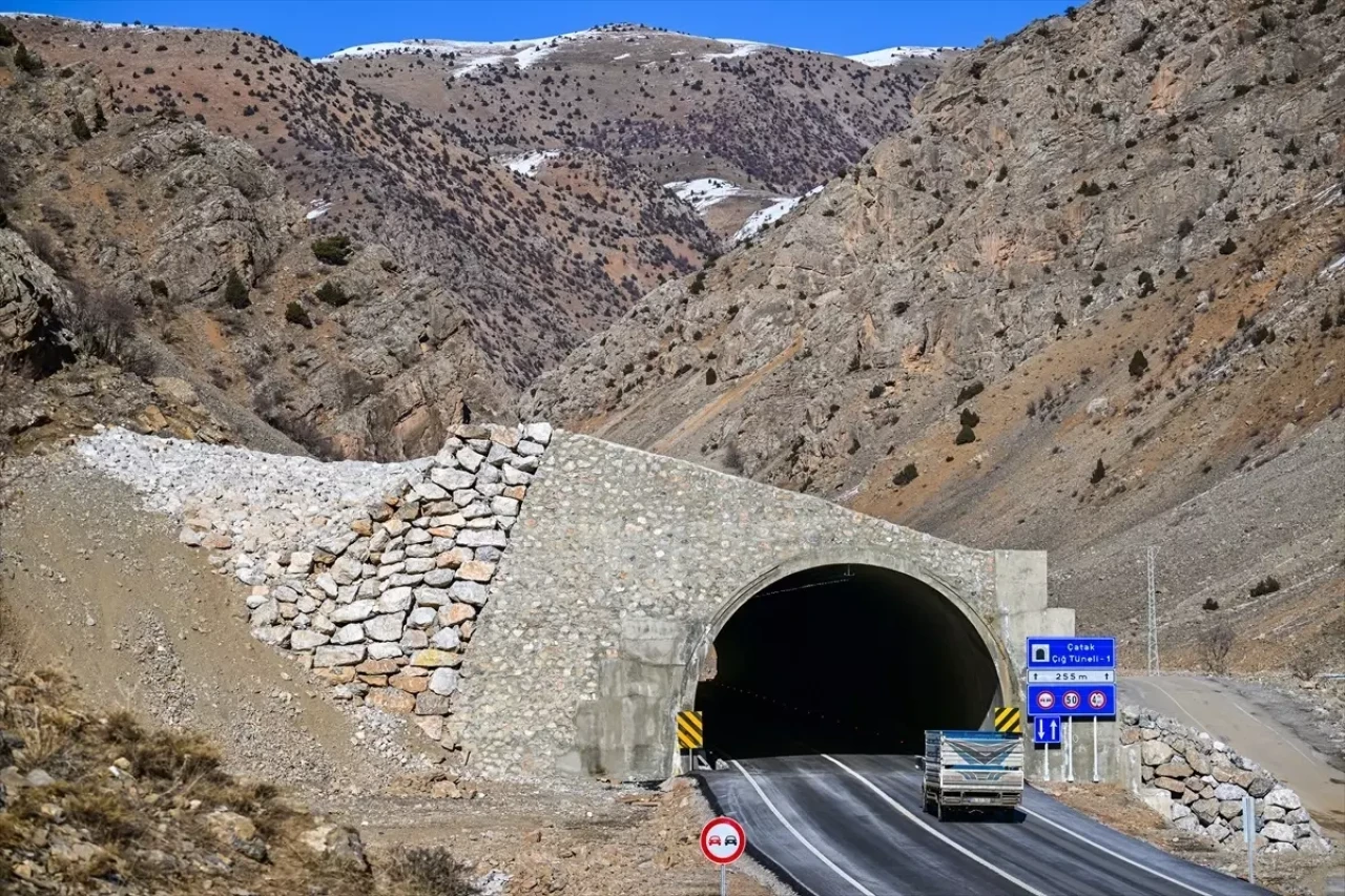 Van-Bahçesaray Yolu, Çığ Tehlikesi Sebebiyle Ulaşıma Kapandı!