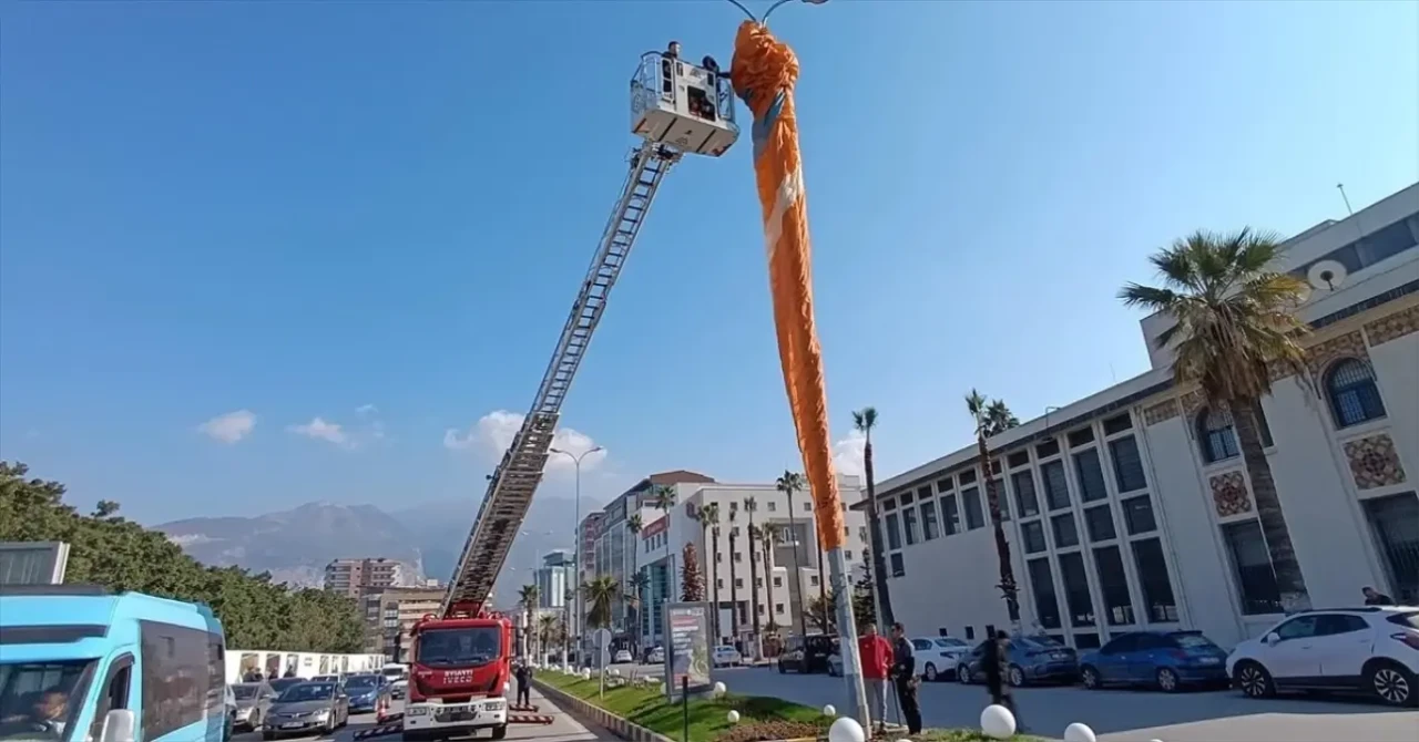 Yamaç Paraşütçüleri Aydınlatma Direğine Takıldı