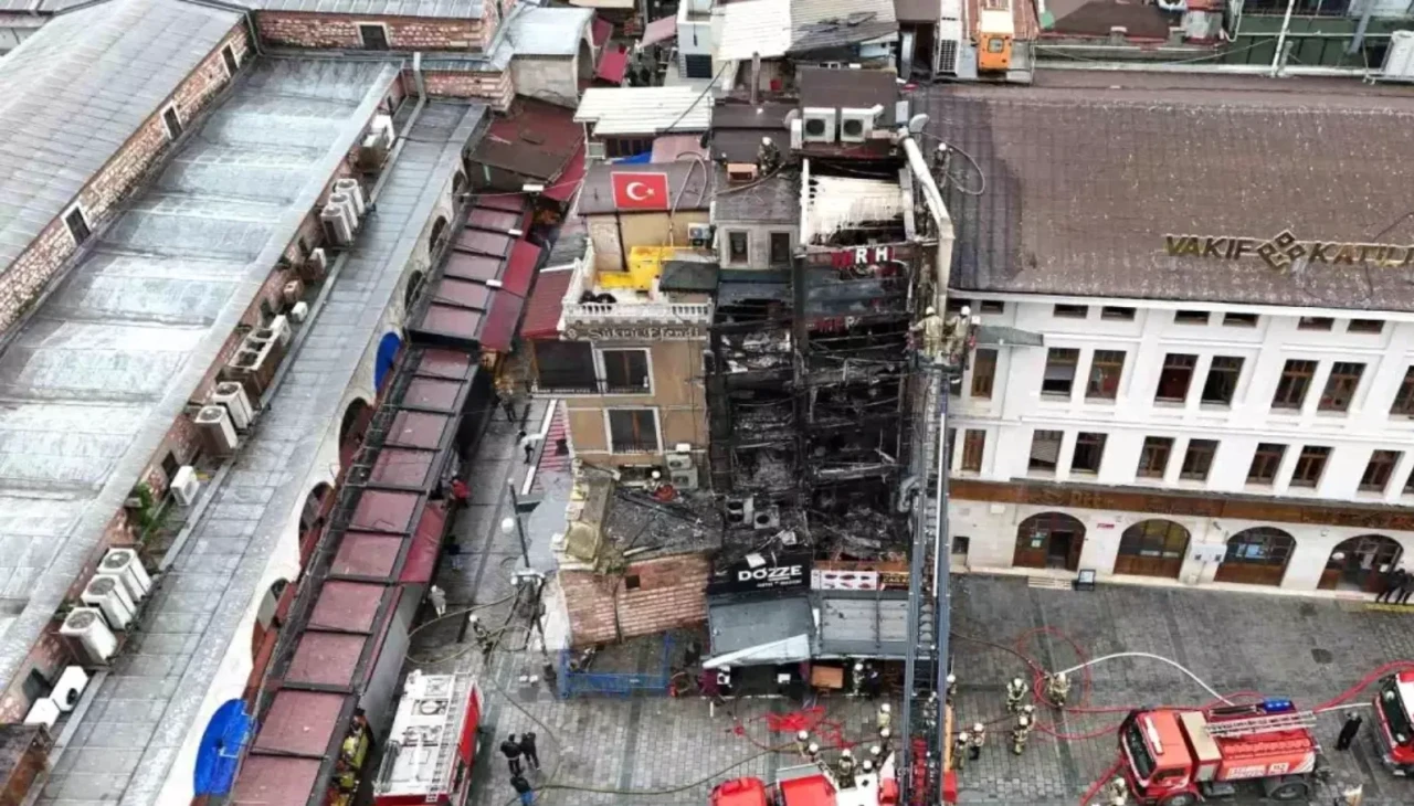 Fatih'teki Restoran Yangınında Felaket Kontrol Altına Alındı!