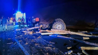 Malatya'da Trafik Kazasında TIR ile Traktör Çarpıştı: 3 Kişi Yaralandı