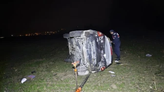 Bursa'da kontrolden çıkan otomobil takla atarak tarlaya uçtu: 3 yaralı