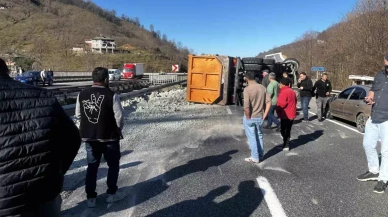 Ordu'da Kil Dolu Kamyon Devrildi - Trafikte Büyük Kargaşa Yaşandı!