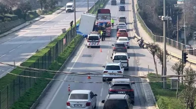 Gemlik'te Tırdan Düşen Makine Yolu Kapattı, Trafiği Felç Etti!!