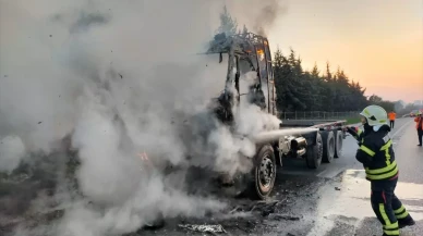 Tarsus'ta seyir halindeki kamyonda çıkan yangın paniğe neden oldu!