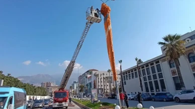 Yamaç Paraşütçüleri Aydınlatma Direğine Takıldı