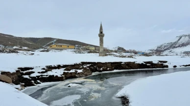 Ağrı'da sel suları altında kalan cami,yeniden ortaya çıktı!