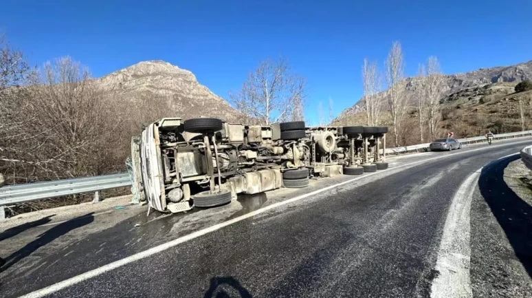 Bitlis'te Tır Kaza Yaptı, Sürücü Hastaneye Kaldırıldı!