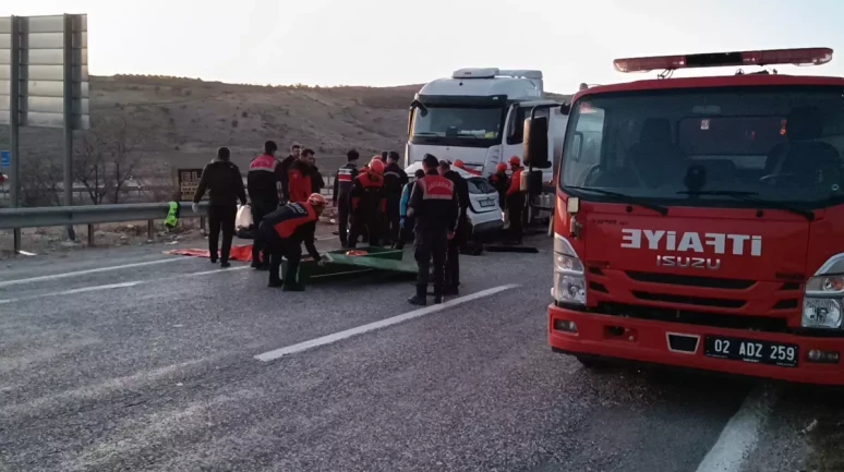 Adıyaman'da otomobil ile yakıt tankeri çarpıştı: 3 ölü, 4 yaralı!